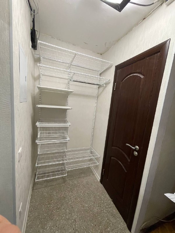 Белая прямая гардеробная с выдвижными корзинами, ~1,2×2 м, фото 1