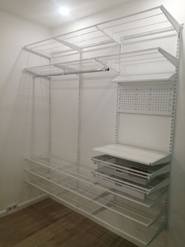 Белая прямая гардеробная с выдвижными корзинами, ~2×1,5 м, фото 1