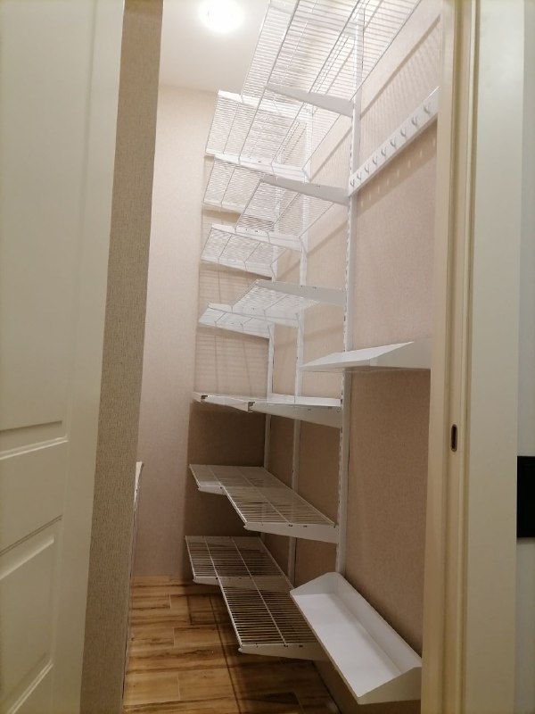 Белая прямая гардеробная с выдвижными корзинами, ~1,2×2 м, фото 1