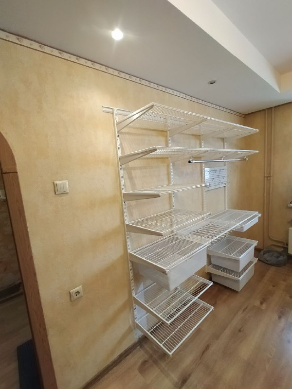 Белая прямая гардеробная с выдвижными корзинами, фото 1
