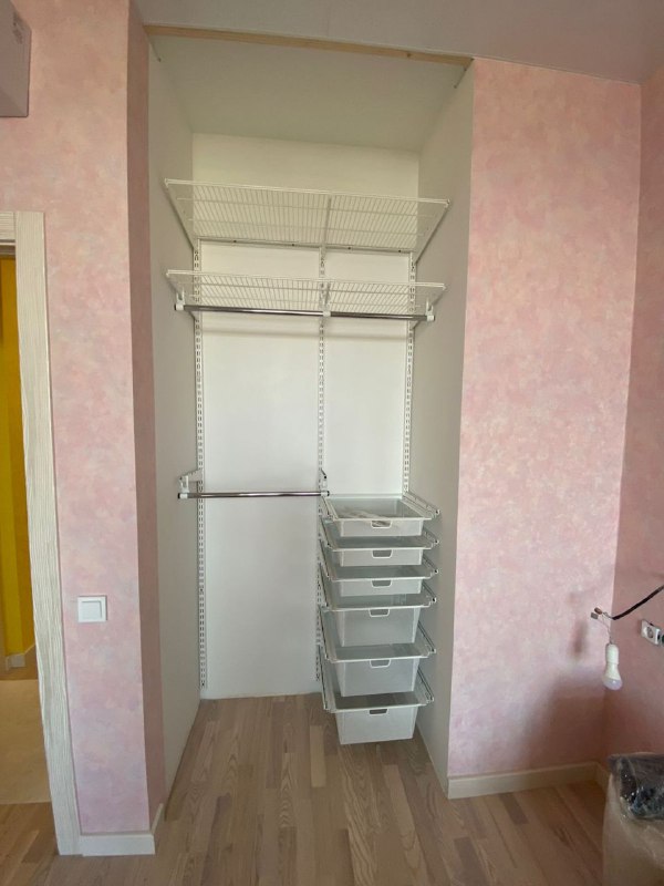 Белая прямая гардеробная с выдвижными корзинами, ~1,8×1,2 м, фото 1