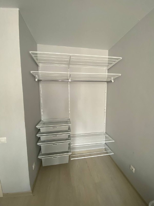 Белая прямая гардеробная с выдвижными корзинами, ~1,5×1,5 м, фото 1