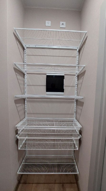 Белая прямая гардеробная с выдвижными корзинами, ~0,8×1 м, фото 1