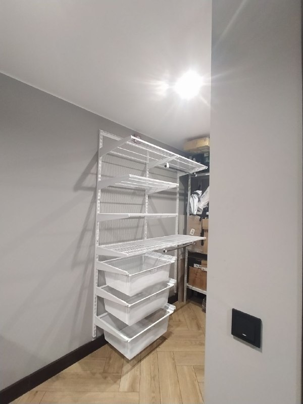 Белая прямая гардеробная с выдвижными корзинами, ~1,2×2 м, фото 1