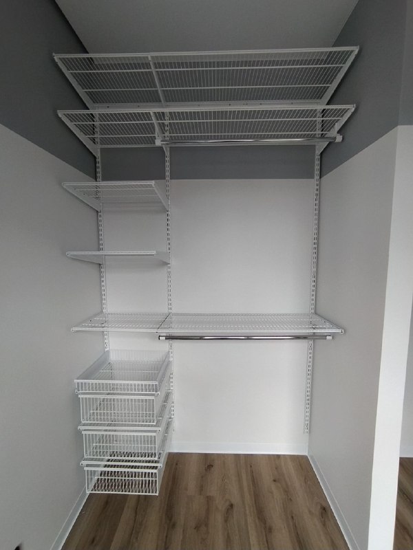 Белая прямая гардеробная с выдвижными корзинами, ~1,5×1,2 м, фото 1