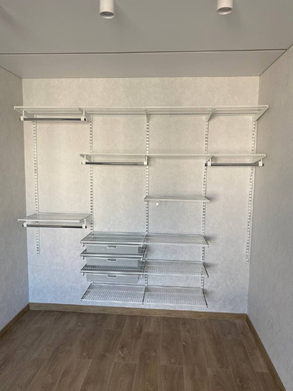 Белая прямая гардеробная с выдвижными корзинами, ~2,7×1,8 м, фото 1