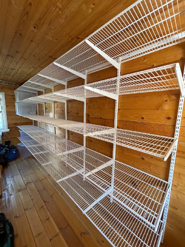 Белая прямая гардеробная с выдвижными корзинами, фото 1