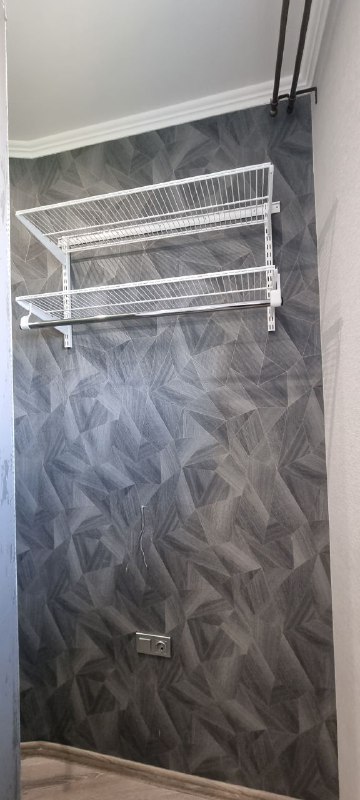 Белая прямая гардеробная с выдвижными корзинами, ~0,9×1,7 м, фото 1