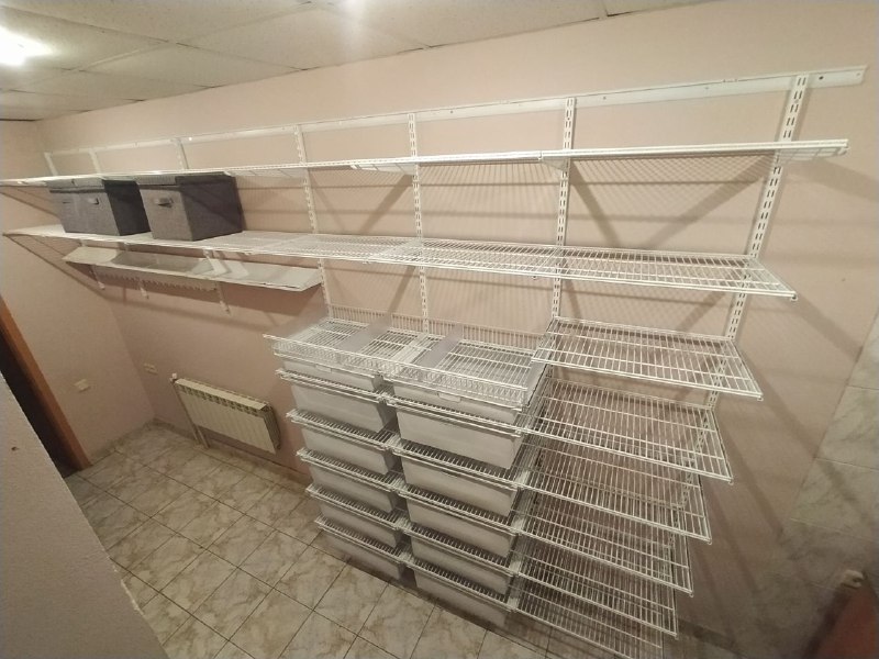 Белая прямая гардеробная с выдвижными корзинами, фото 1