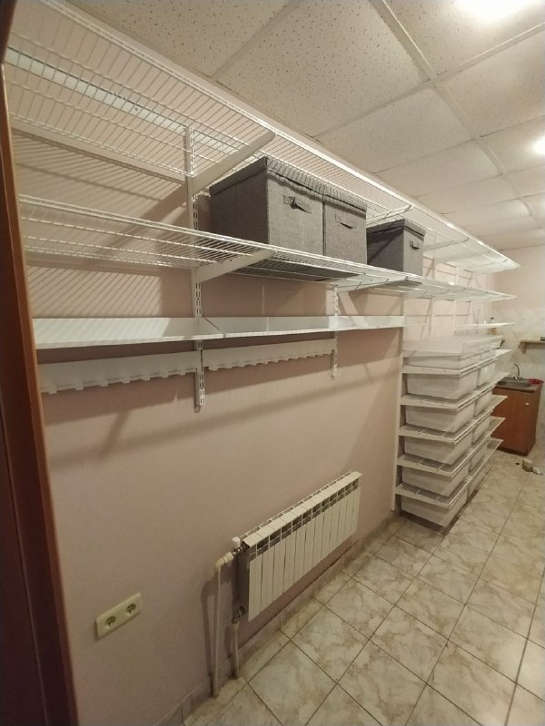 Белая прямая гардеробная с выдвижными корзинами, фото 2