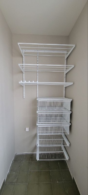 Белая прямая гардеробная с выдвижными корзинами, ~1,2×1,8 м, фото 1