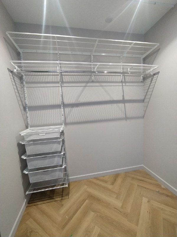 Белая прямая гардеробная с выдвижными корзинами, ~2,1×1,8 м, фото 1