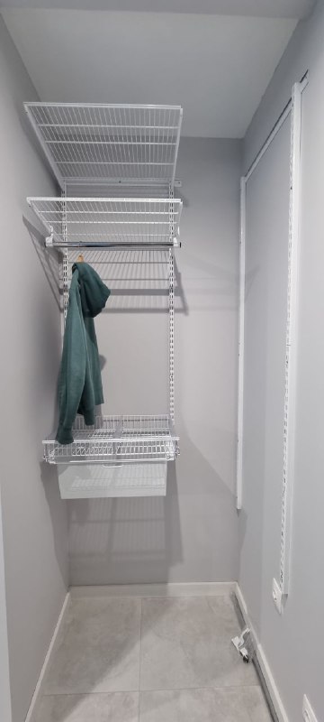 Белая прямая гардеробная с выдвижными корзинами, ~1×1,5 м, фото 1
