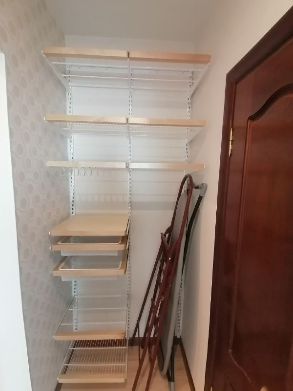 Белая прямая кладовка с деревом и выдвижными корзинами, ~1,2×1,1 м, фото 1