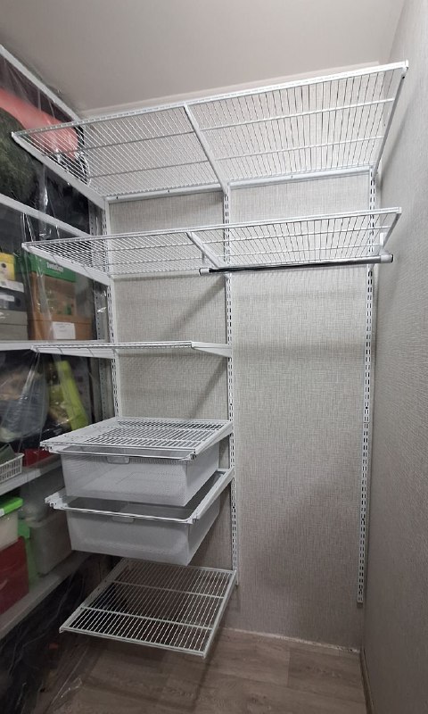 Белая прямая кладовка с выдвижными корзинами, ~1,2×1,6 м, фото 1