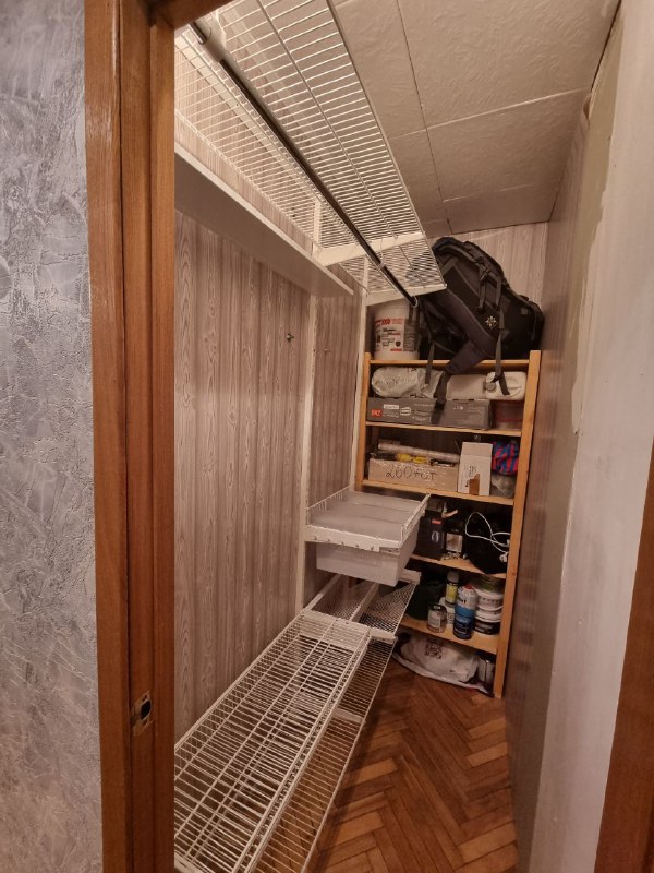 Белая прямая кладовка с выдвижными корзинами, ~0,9×2,2 м, фото 1