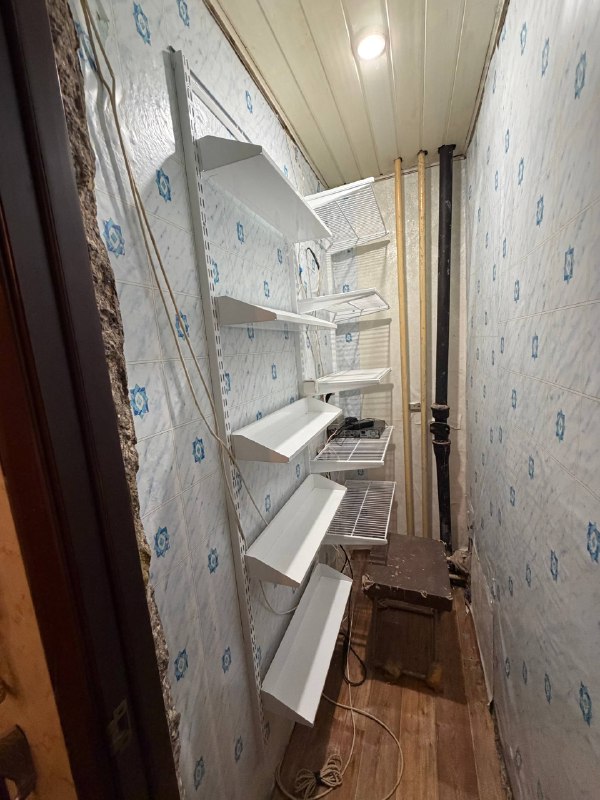 Белая прямая кладовка с выдвижными корзинами, ~0,9×2,1 м, фото 1