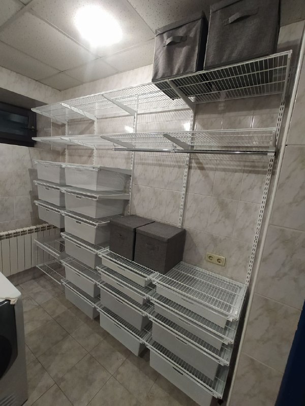 Белая прямая постирочная с выдвижными корзинами, ~2,5×1,8 м, фото 1