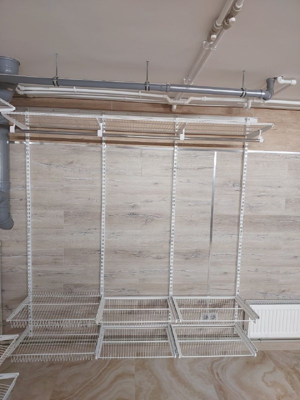 Белая система хранения в подсобке с выдвижными корзинами, фото 2