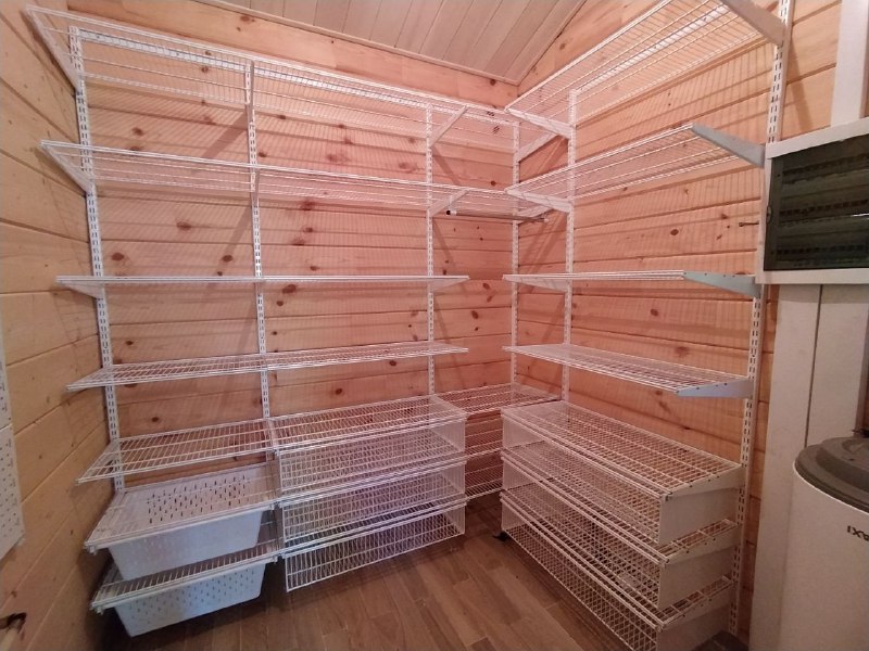 Белая система хранения в подсобке с выдвижными корзинами, фото 2