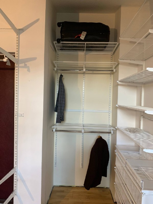 Белая система в прихожую с выдвижными корзинами, фото 1