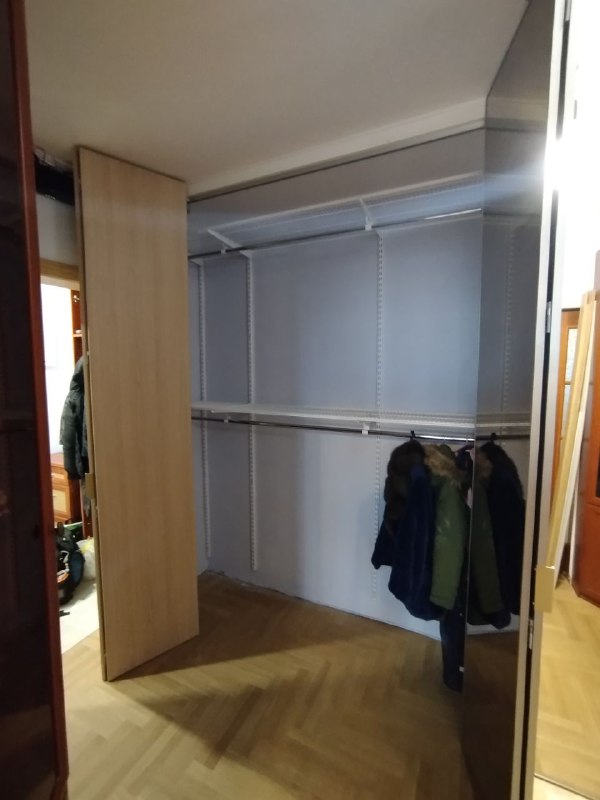 Белая система в прихожую с зеркалом и дверями-купе, фото 2
