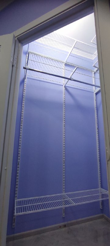 Белая угловая гардеробная, ~1,3×1,5 м, фото 1