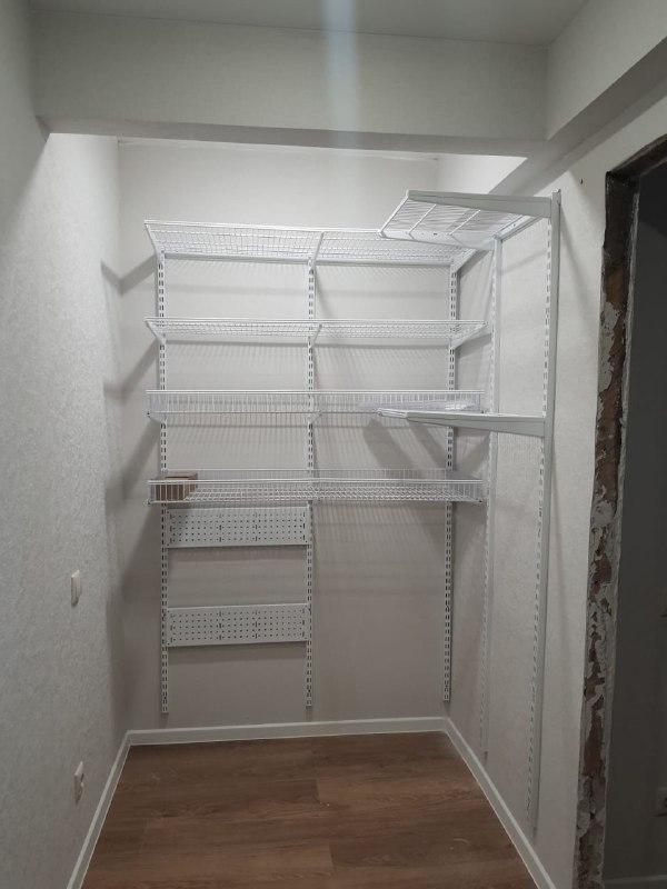 Белая угловая гардеробная, ~1,8×1,5 м, фото 1