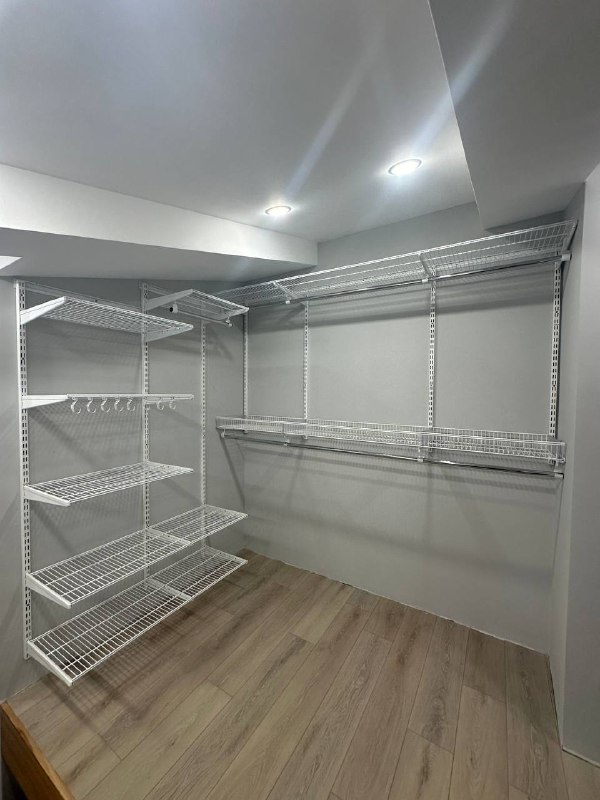 Белая угловая гардеробная, ~2,4×1,8 м, фото 1