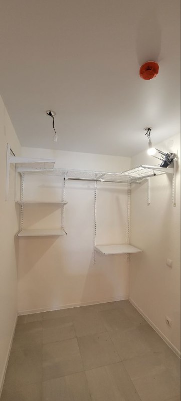 Белая угловая гардеробная, ~1,8×2 м, фото 1