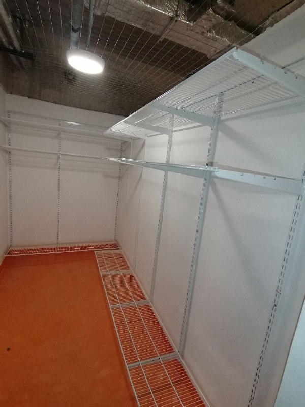 Белая угловая гардеробная, ~1,8×2,7 м, фото 1