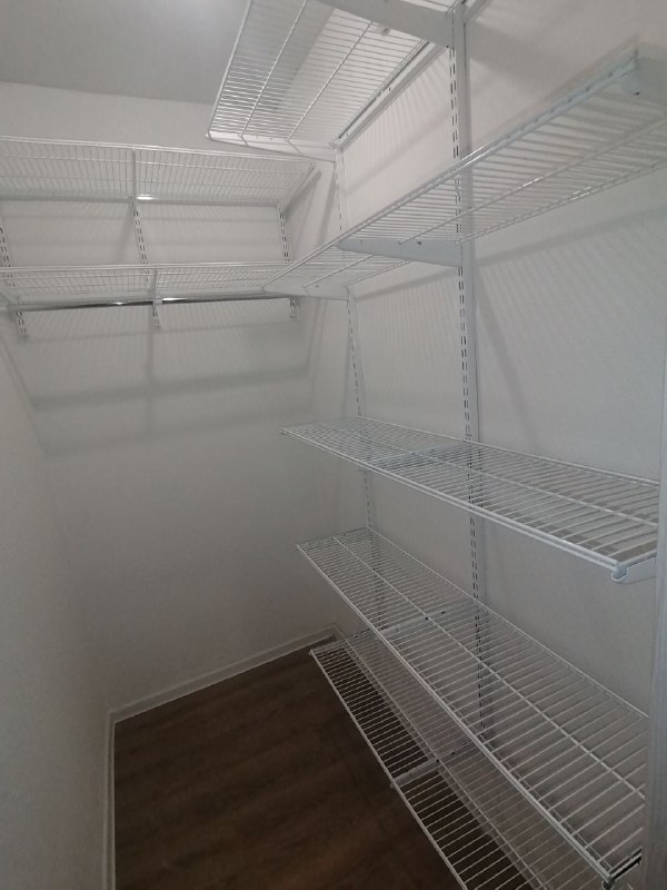 Белая угловая гардеробная, ~1,5×1,9 м, фото 1