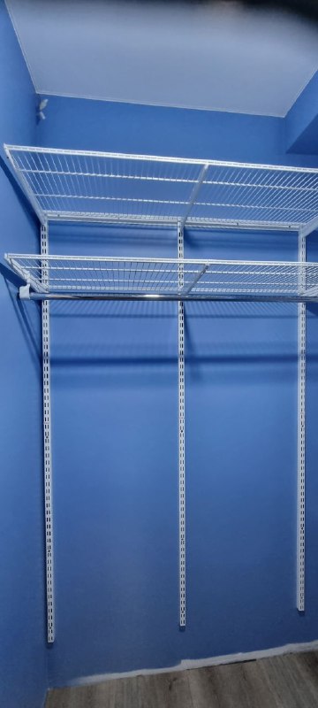 Белая угловая гардеробная, ~1,3×1,7 м, фото 1