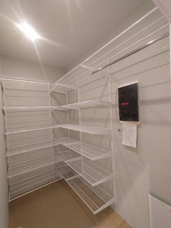 Белая угловая гардеробная, ~1,3×1,9 м, фото 1
