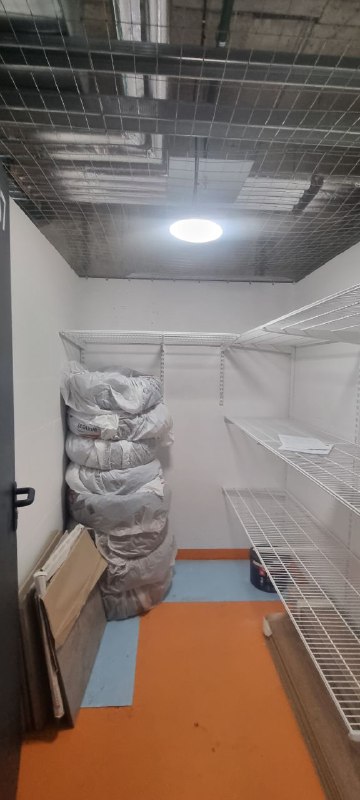 Белая угловая гардеробная, ~1,5×2,2 м, фото 1