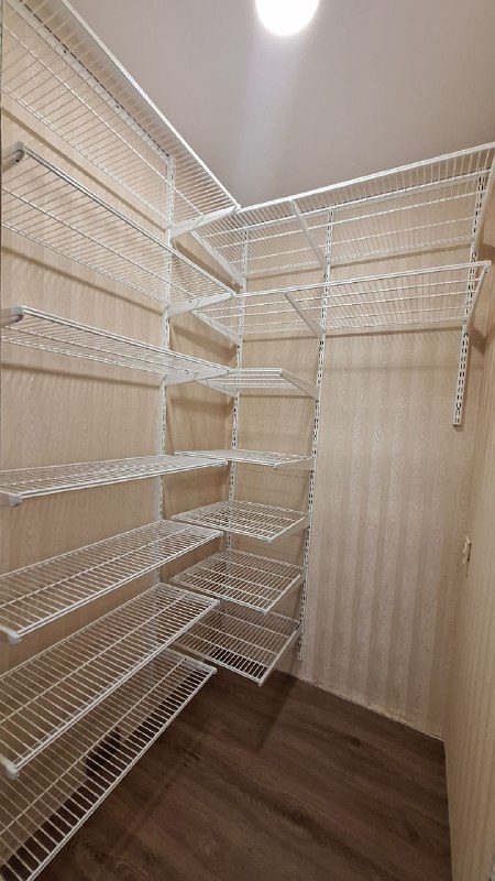 Белая угловая гардеробная, ~1,4×1,8 м, фото 1