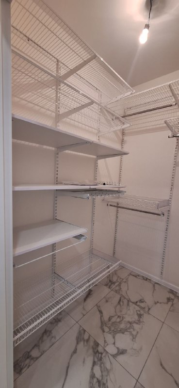 Белая угловая гардеробная, ~1,5×2,1 м, фото 1