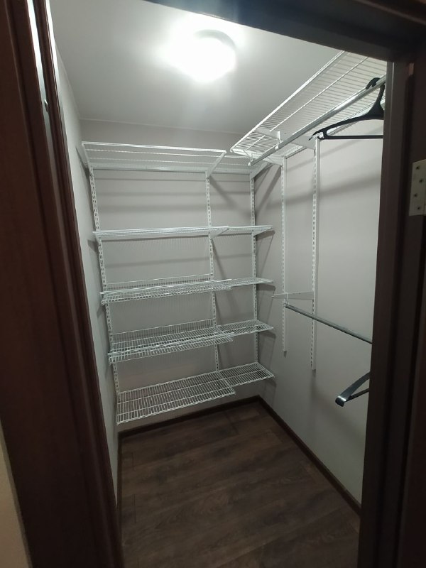 Белая угловая гардеробная, ~1,5×1,8 м, фото 1