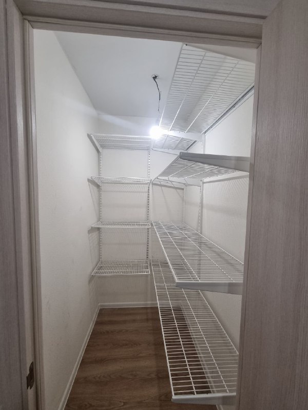 Белая угловая гардеробная, ~1,3×2,1 м, фото 1