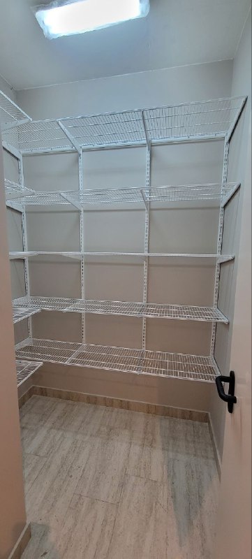 Белая угловая гардеробная, ~1,8×1,8 м, фото 1