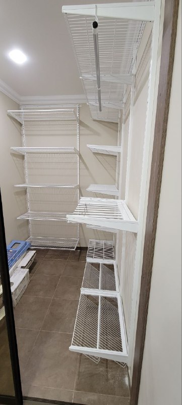 Белая угловая гардеробная, ~1,2×1,8 м, фото 1
