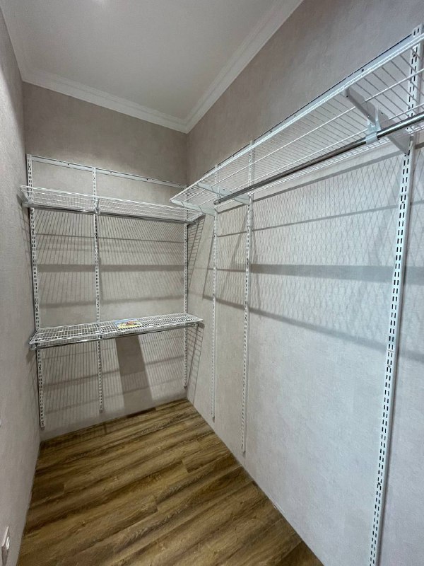 Белая угловая гардеробная, ~1,8×2,7 м, фото 1