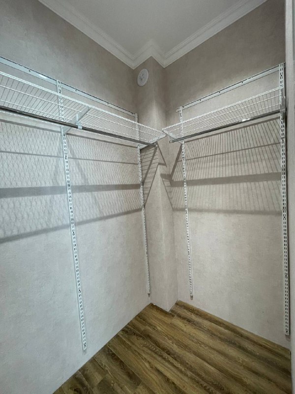 Белая угловая гардеробная, ~1,8×2,7 м, фото 2