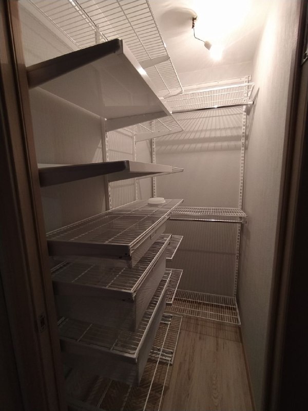 Белая угловая гардеробная, ~1,2×1,8 м, фото 1