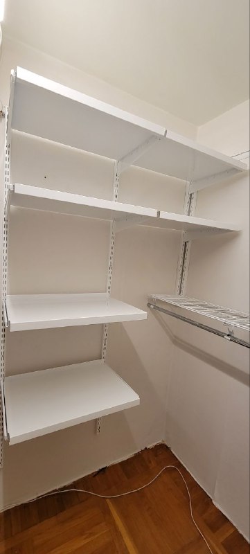 Белая угловая гардеробная, ~1,3×1,5 м, фото 1