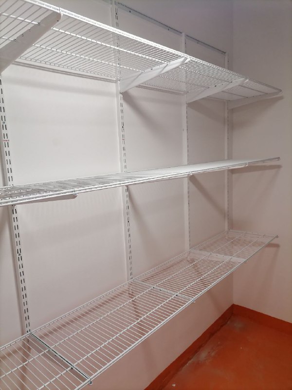 Белая угловая гардеробная, ~1,2×1,8 м, фото 1