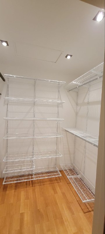 Белая угловая гардеробная, ~2,4×1,8 м, фото 1