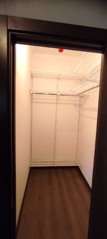 Белая угловая гардеробная, ~1,2×1,8 м, фото 1