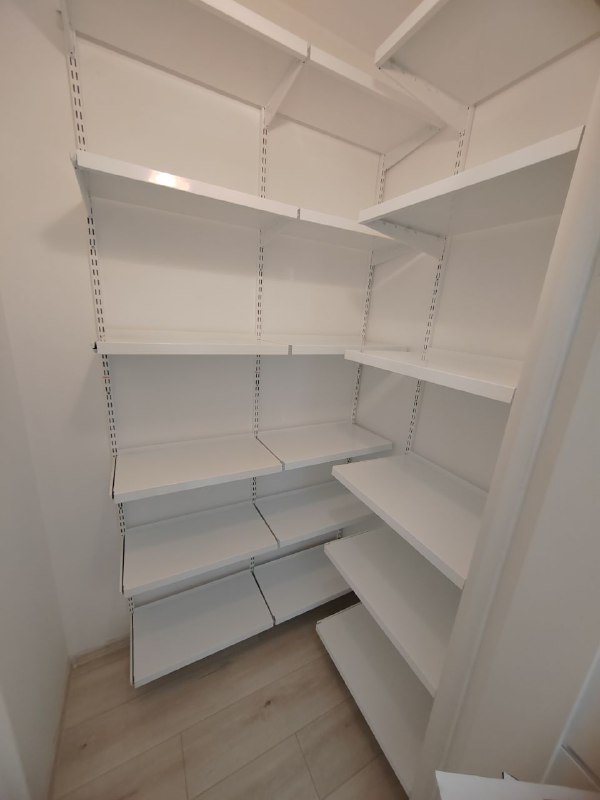 Белая угловая гардеробная, ~1,8×1,5 м, фото 1