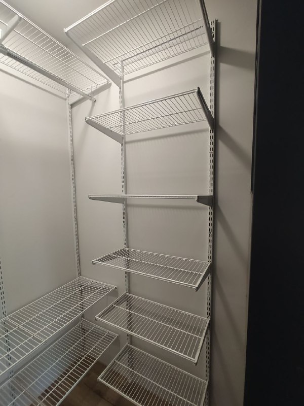 Белая угловая гардеробная, ~1,3×1,5 м, фото 1